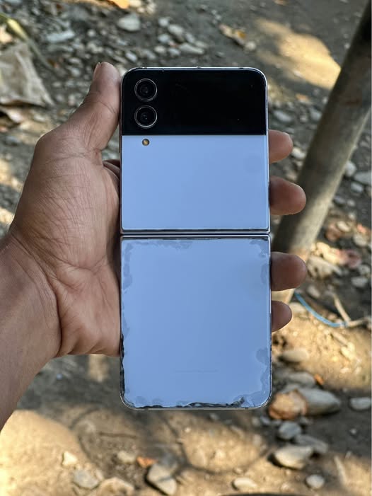 Phone - Samsung Galaxy Z Flip 4 - $150